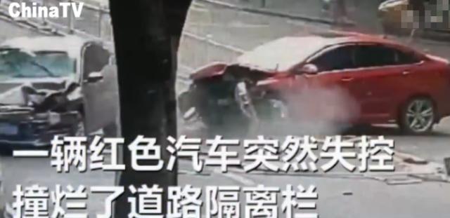 [CIBN法观天下]开车手机突然从支架上掉落，司机扶了一下手机，却酿就了一场大祸