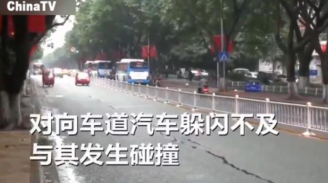 [CIBN法观天下]开车手机突然从支架上掉落，司机扶了一下手机，却酿就了一场大祸