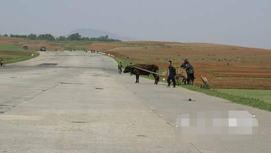 「小霸王谈车」在朝鲜跑高速是啥体验，堵车吗？车主：一脚油门踩到底，还不收费