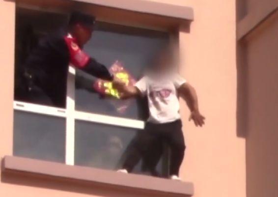女子与父亲发生争吵，被打了一巴掌后，爬到窗外想到跳楼轻生