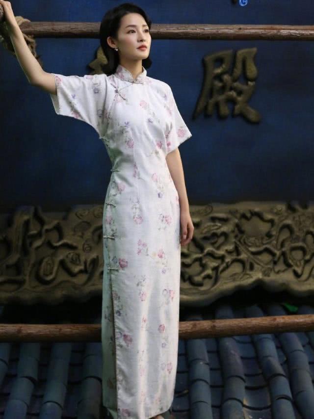 李沁完美诠释林徽因，身穿印花白色旗袍，腿长身段佳！