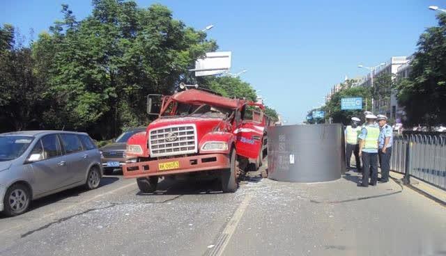 「鲜知汽车」立放不如平放稳定，为何货车还把钢卷立着呢？司机说出现实原因