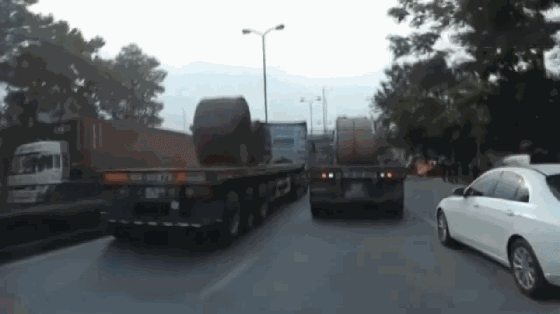 「鲜知汽车」立放不如平放稳定，为何货车还把钢卷立着呢？司机说出现实原因