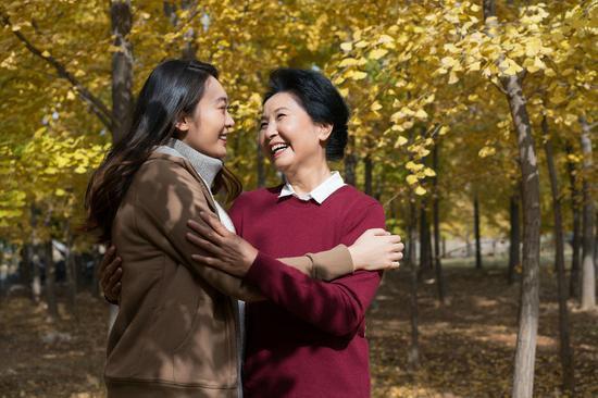 七夏不语■弟弟重病不愿意卖房治病，父母让女儿拿钱，女儿拿来五万父母流泪