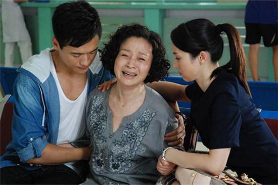 七夏不语■弟弟重病不愿意卖房治病，父母让女儿拿钱，女儿拿来五万父母流泪