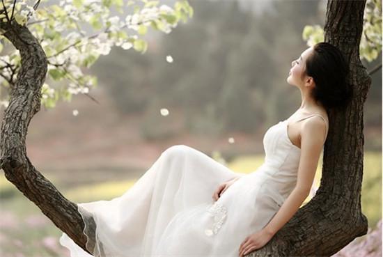 七夏不语■弟弟重病不愿意卖房治病，父母让女儿拿钱，女儿拿来五万父母流泪