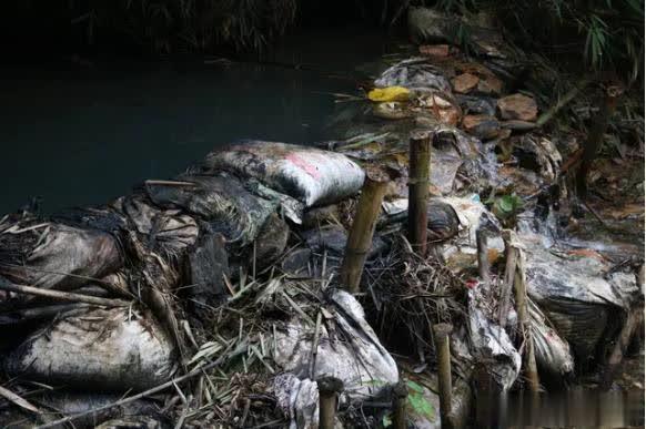 越南水源污染肇事罪被抓，两人将废油倒入河中，影响数十万人饮水