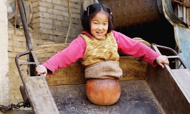 曾经感动中国的“篮球女孩”，时隔19年，现如今过得怎样了？