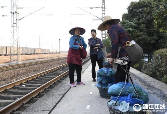 农民挑担坐火车进杭城卖菜