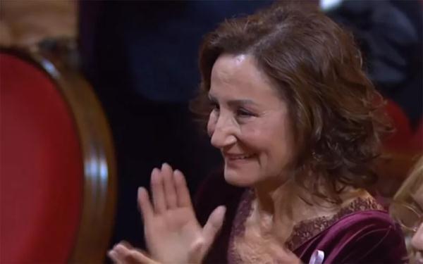 西班牙公主颁奖礼发言，外婆看外孙女一脸欣赏，奶奶却显得很失落
