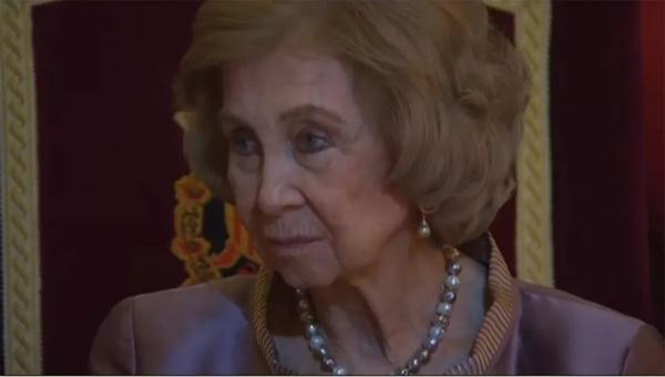 西班牙公主颁奖礼发言，外婆看外孙女一脸欣赏，奶奶却显得很失落