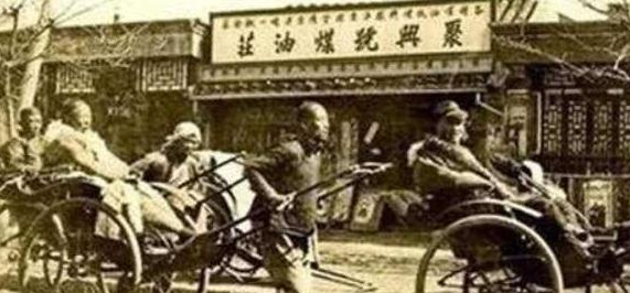 他是清朝铁帽子王之一，大清灭亡之后，他卖了整个王府还拉黄包车