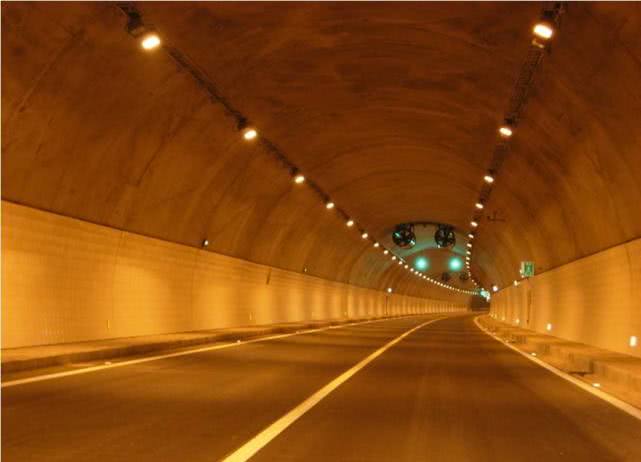 汽车超级粉丝@新手开车四大错觉，老司机都难以避免，每一个都是马路杀手！