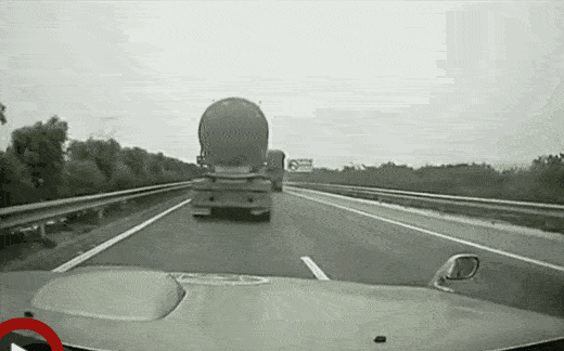 [毕节交警]高速公路上爆胎怎么办，快来学习吧！