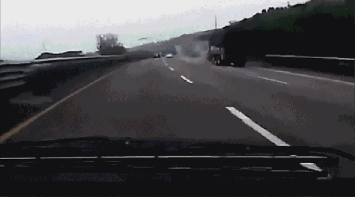 [毕节交警]高速公路上爆胎怎么办，快来学习吧！