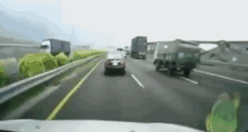 [毕节交警]高速公路上爆胎怎么办，快来学习吧！