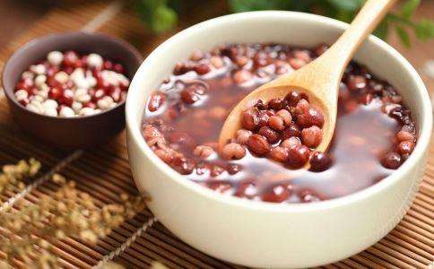 肠胃不好的人，喝点红豆薏米水改善肠胃，有2类人不能喝？