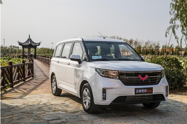 「车品」又一神车出新款，载人拉货两不误，这样的宏光才能制霸“秋名山”