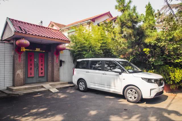 「车品」又一神车出新款，载人拉货两不误，这样的宏光才能制霸“秋名山”