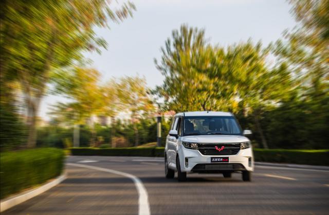 「车品」又一神车出新款，载人拉货两不误，这样的宏光才能制霸“秋名山”