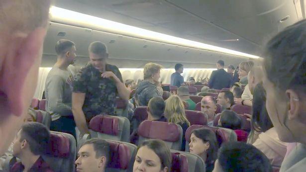 莫斯科一航班遇醉酒男子试图打开机舱门，被七人用保鲜膜捆绑制服