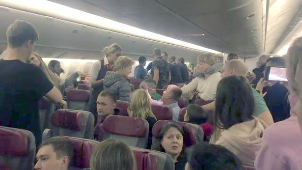 莫斯科一航班遇醉酒男子试图打开机舱门，被七人用保鲜膜捆绑制服