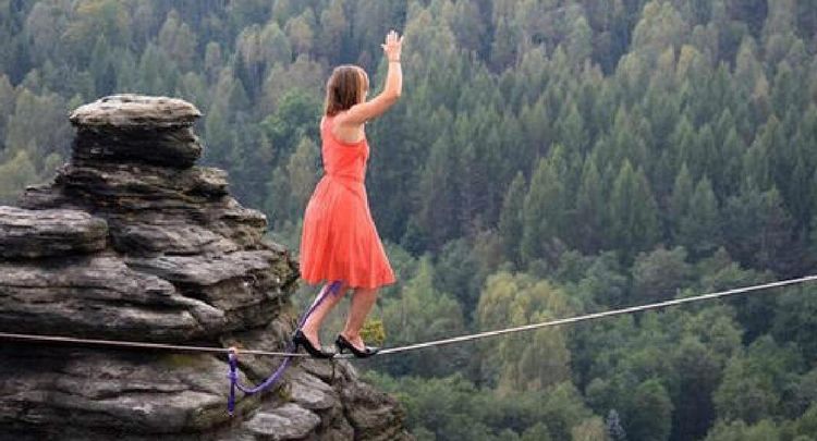 25岁女子穿着高跟鞋，在悬崖表演“走钢丝”，看完手心都冒汗了