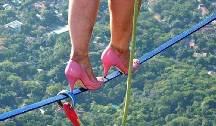 25岁女子穿着高跟鞋，在悬崖表演“走钢丝”，看完手心都冒汗了