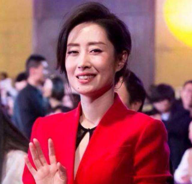 娱乐曦志：她和刘涛相差一个字, 但遭拜金男抛弃, 今40岁连百万的豪车都没！