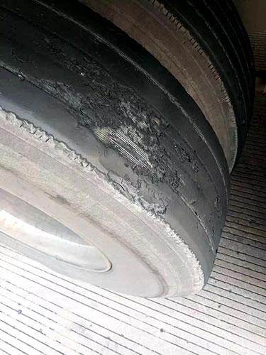 不要命啦！沥青罐车轮胎严重破损，也敢上高速？