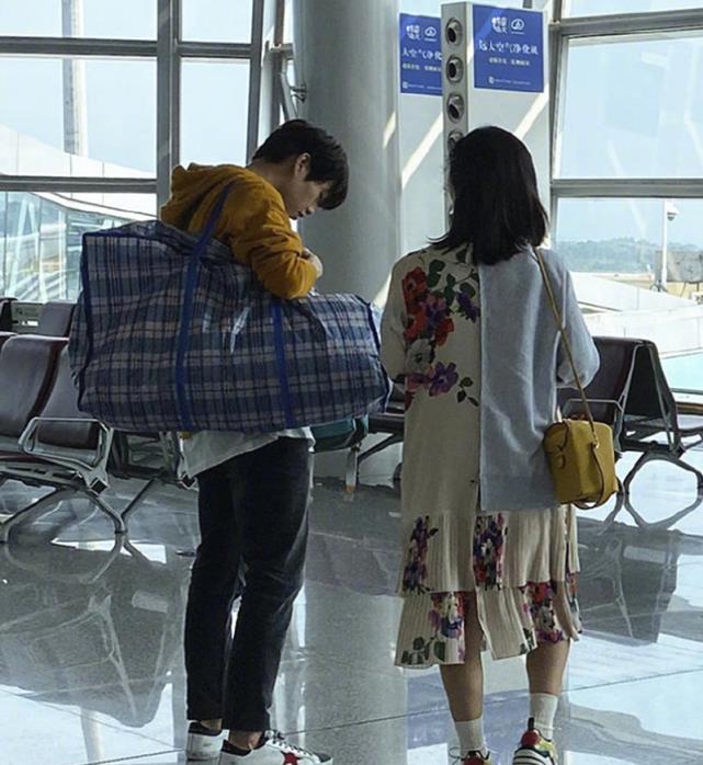 《妻子3》魏大勋再次加盟，背编织袋现身机场，还以为是去变形计