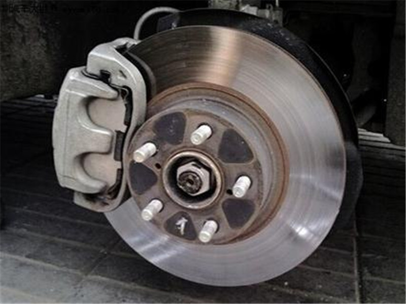 「开着夏利的车」刹车片更换周期是多久？内行：5000公里不可取，这个数字记心头！