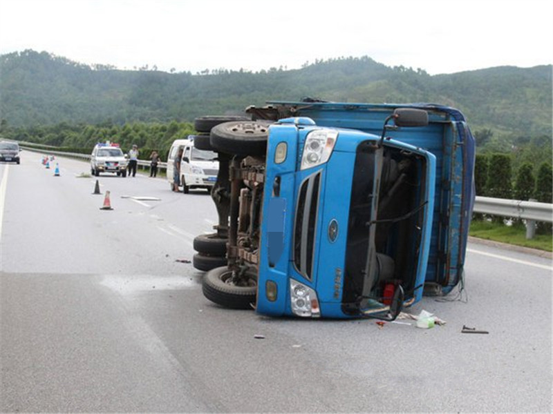 「开着夏利的车」刹车片更换周期是多久？内行：5000公里不可取，这个数字记心头！