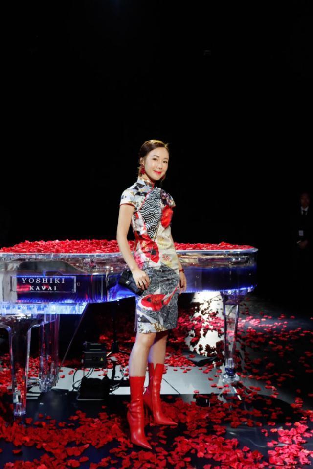 “Coco姐”李施嬅出席东京时装周，穿剧中旗袍亮相，时髦又高级
