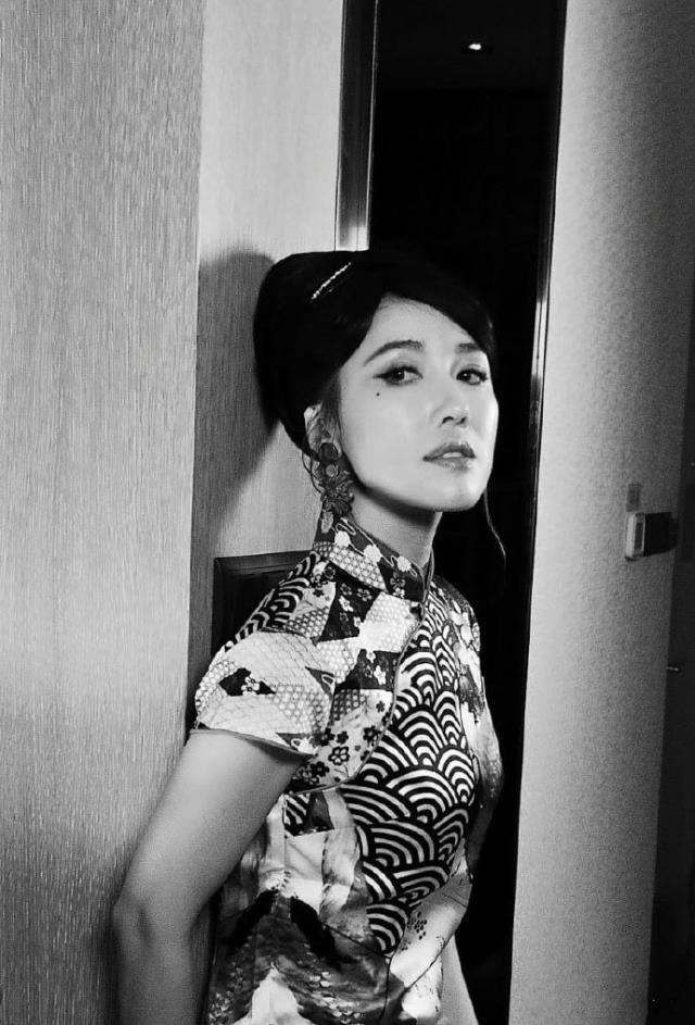 “Coco姐”李施嬅出席东京时装周，穿剧中旗袍亮相，时髦又高级