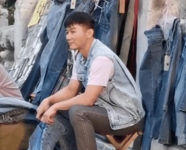 偶遇李晨街头卖牛仔裤，发现被拍脸上表情消失，是在准备新戏？