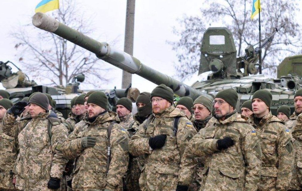 乌克兰成功拖住俄罗斯，美就暂停对乌克兰援助，乌方开始贱卖武器