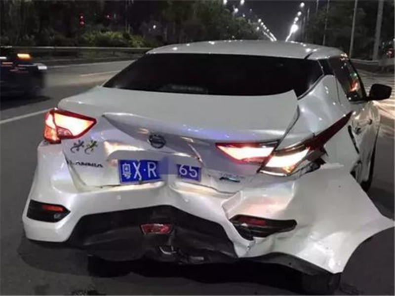 「开着夏利的车」日系车太垃圾，事故现场不堪入目，网友：一戳就破还不如电动车！