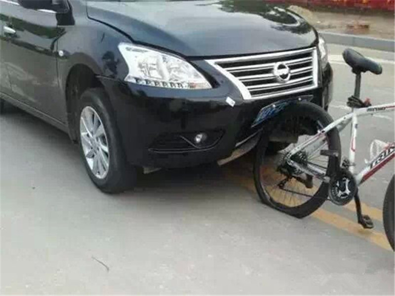 「开着夏利的车」日系车太垃圾，事故现场不堪入目，网友：一戳就破还不如电动车！