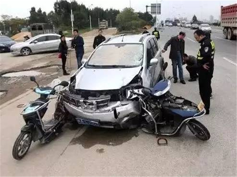 「开着夏利的车」日系车太垃圾，事故现场不堪入目，网友：一戳就破还不如电动车！