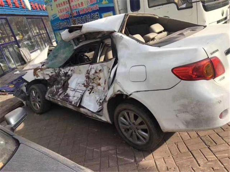 「开着夏利的车」日系车太垃圾，事故现场不堪入目，网友：一戳就破还不如电动车！