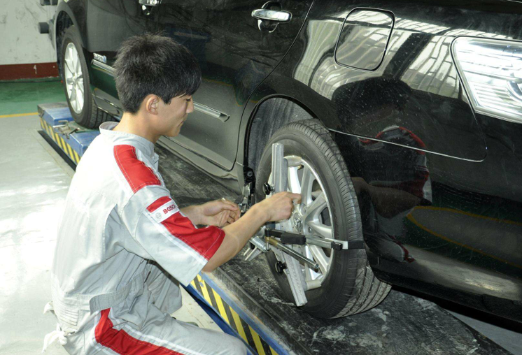 王爸爸讲汽车■车轮换位、轮胎动平衡、四轮定位，三种轮胎检测修理方式有啥不同