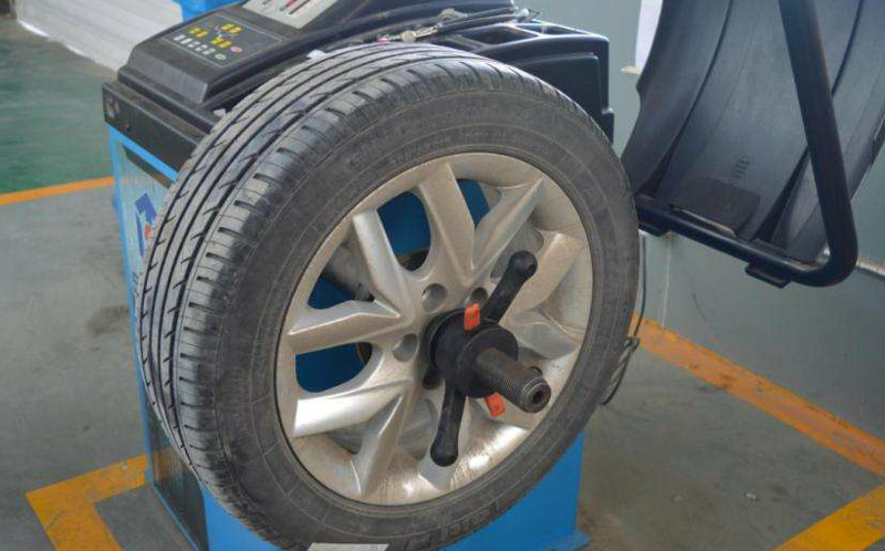 王爸爸讲汽车■车轮换位、轮胎动平衡、四轮定位，三种轮胎检测修理方式有啥不同