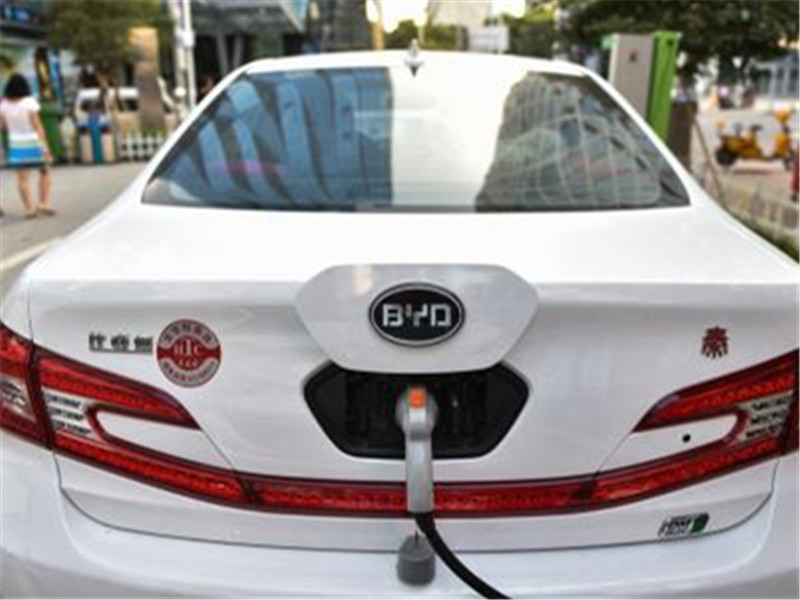 [瑶瑶说车讯]比亚迪燃油车又上市了，为啥王传福还建议禁燃？网友：不打脸难受