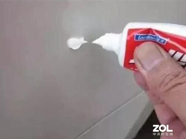 #ZAKER网#神奇的牙膏，还有去除车漆划痕的作用？