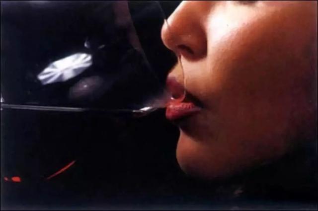 #酒矿#如果一个女人对你说想喝酒，那她的潜意识是