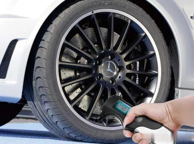 宽哥爱聊车：汽车行驶方向偏，不好操控有危险！如何应对？“2检1做”要及时