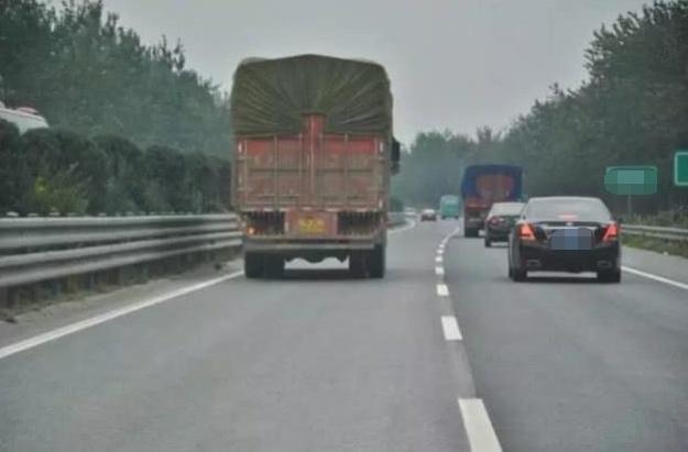 汽车资讯：高速上令人恶心的“怪现象”，现已开始整治，车主：早该如此
