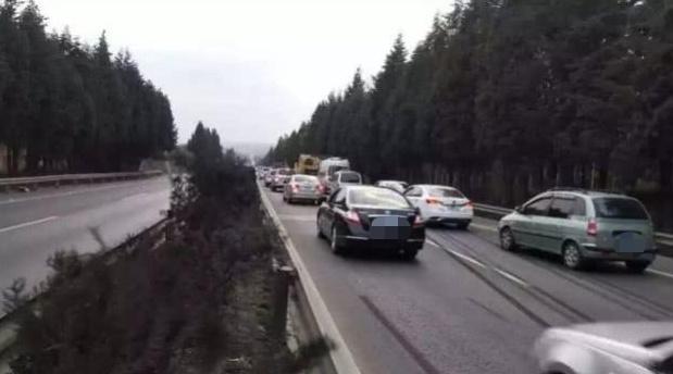 汽车资讯：高速上令人恶心的“怪现象”，现已开始整治，车主：早该如此