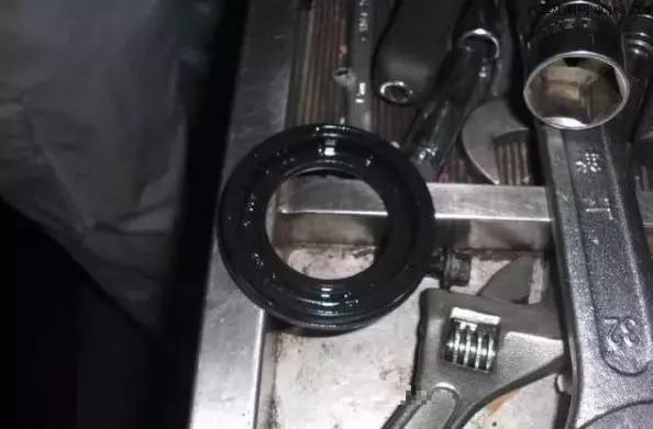 精品汽车集：发动机为什么漏油？原来是“它”惹的祸！